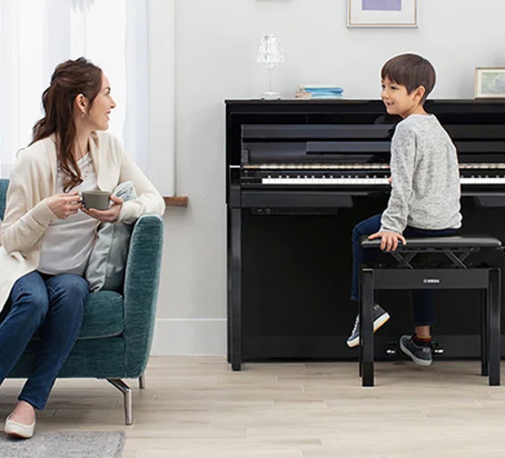Yamaha CLP 795 Premium Junge spiel Yamaha CLP 795 Premium im Wohnzimmer