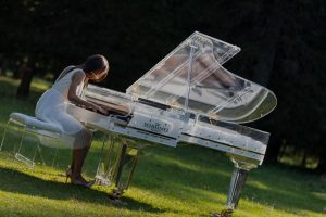 Schimmel Glasflügel im Park Mädchen spielt Schimmel Glasflügel im Park/Wald