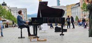Flügel Yamaha C3x Miete Yamaha C3x Mietflügel mit Spieler am Platz