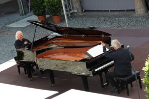 Zwei Yamaha Flügel im Freien Zwei Yamaha Flügel gespeilt von zwei Männern rechts