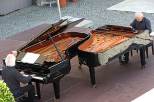 Zwei Yamaha Flügel im Freien Zwei Yamaha Flügel gespeilt von zwei Männern