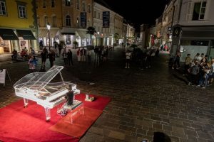 Schimmel Glasflügel Klagenfurt Schimmel Glasflügel am AltenPlatz mit Publikum