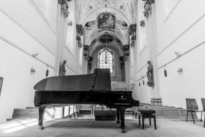 Yamaha CFX in Kirche Yamaha CFX in einer Kirche schwarz&weiß