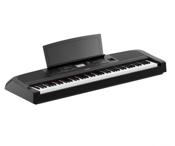 Yamaha DGX670 schwarz seitlich mit Notenständer