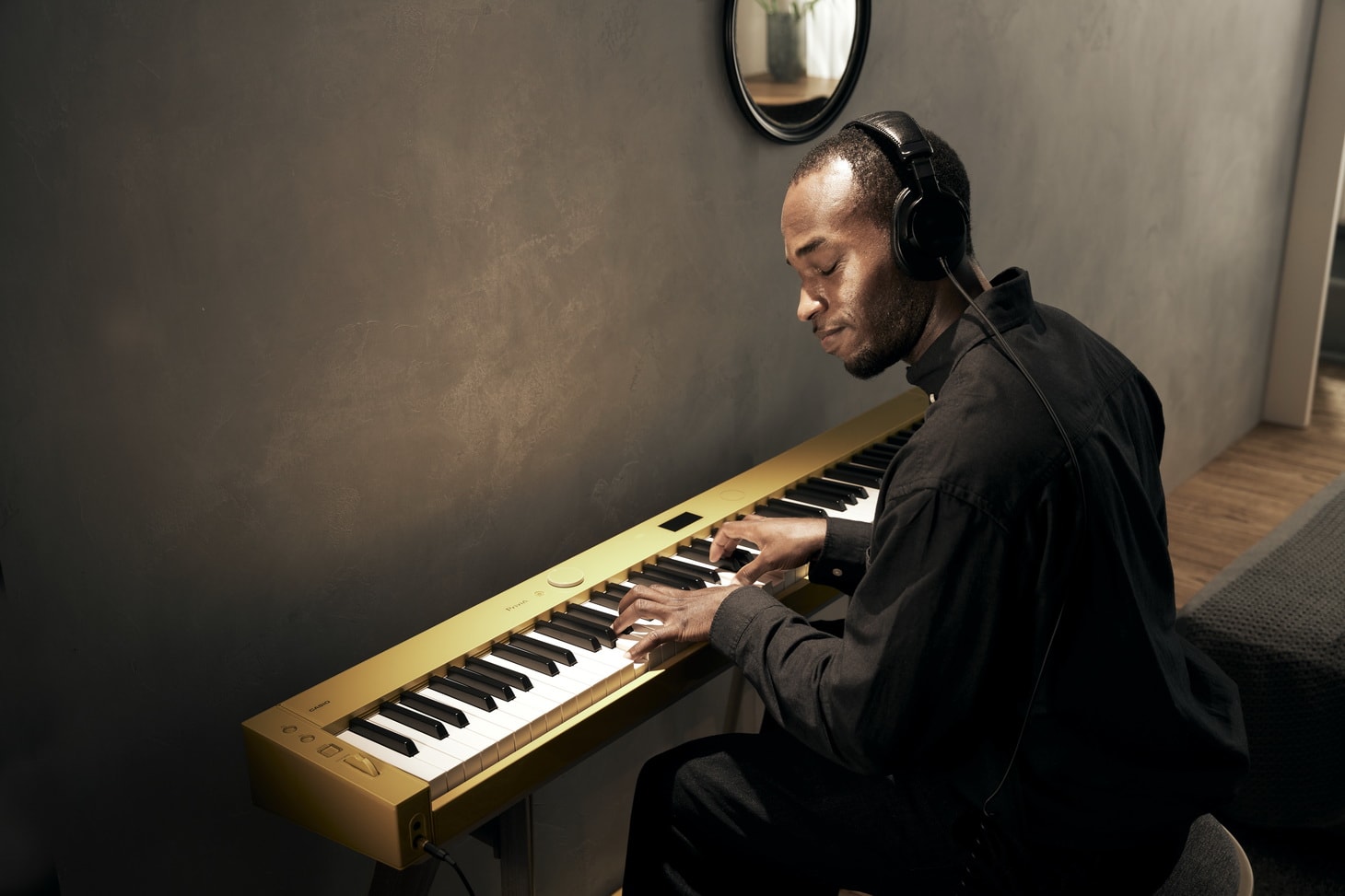 PX-S7000HM_MOODPIC_JAPAN_2022_0615_2589 Casio Privia PX-7000HM play man headphones