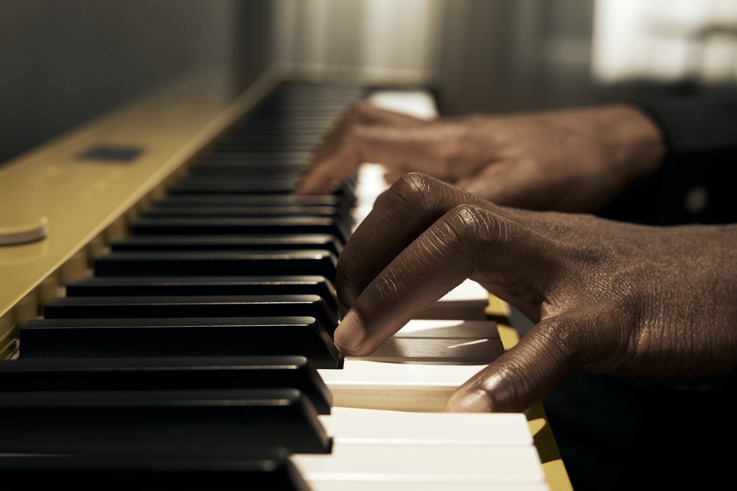 PX-S7000HM_MOODPIC_JAPAN_2022_0615_2744 Casio Privia PX-7000HM play hands