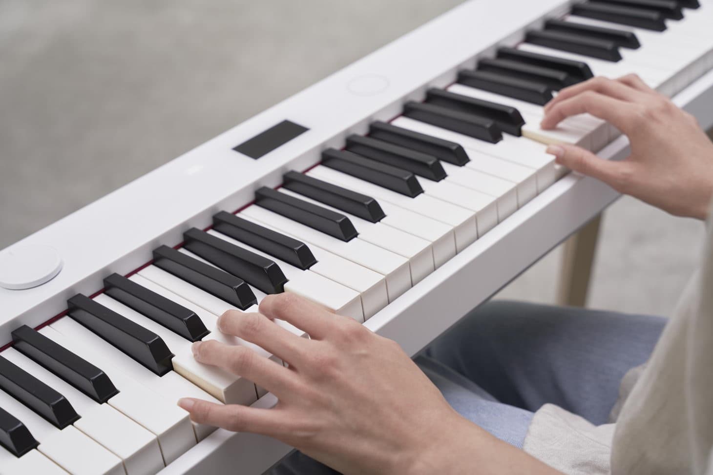 PX-S7000WE_MOODPIC_JAPAN_2022_0615_1084 Casio Privia PX-7000WE play hands
