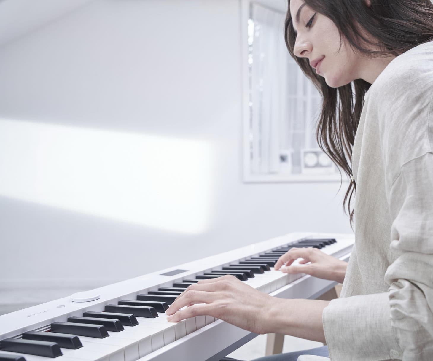 PX-S7000WE_MOODPIC_JAPAN_2022_0615_1085 Casio Privia PX-7000WE play woman