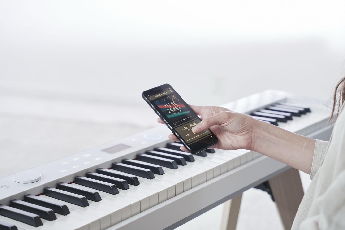 PX-S7000WE_MOODPIC_JAPAN_2022_0615_1445 Casio Privia PX-7000 white smart phone