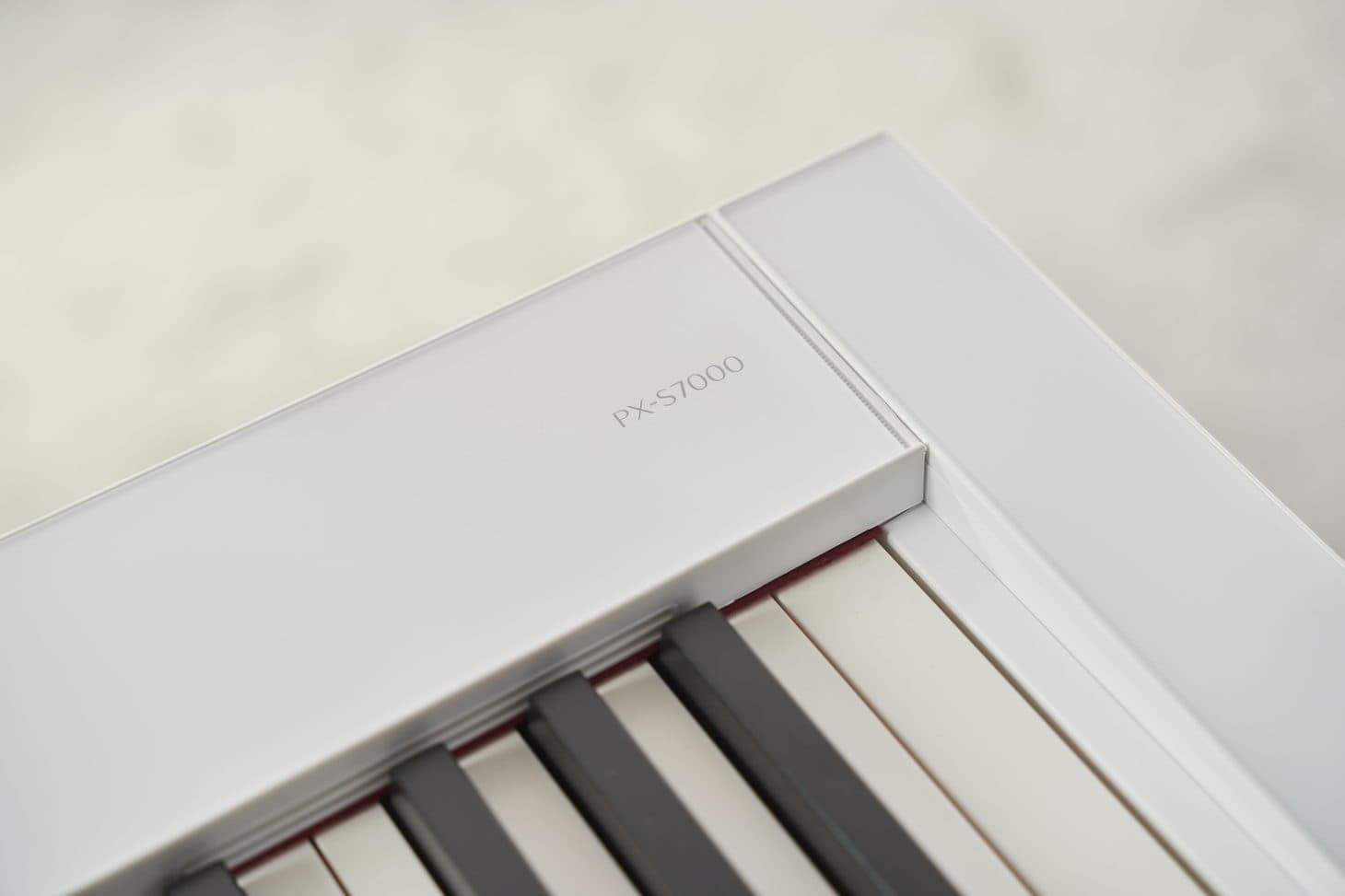 PX-S7000WE_MOODPIC_JAPAN_2022_0615_1541 Casio Privia PX-7000 white close