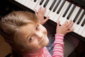 AdobeStock_mietklavier-kid Mietklavier - Kind - lächelt