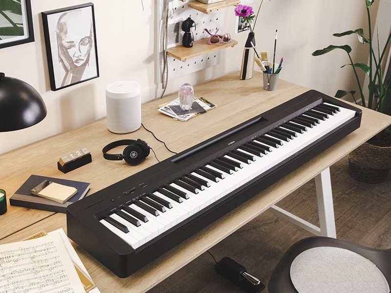 P-145-Features-Desk_ee48cfae50c892c4cac8a0006ab3fa00 Yamaha P45 auf Tisch