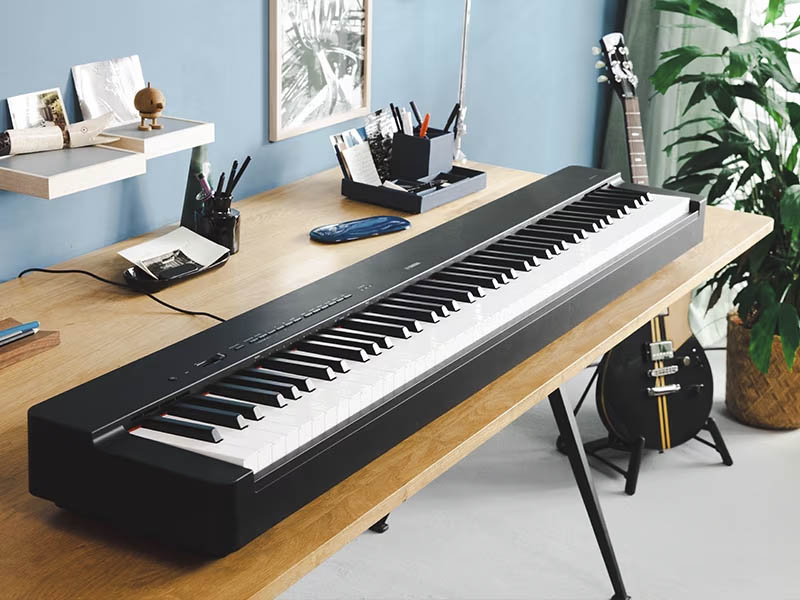 P-225-Features-Desk Yamaha P225 auf Schreibtisch