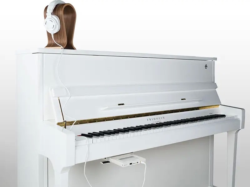 SCH_twintone_lautlos_musizieren Schimmel TwinTone System Klavier weiß