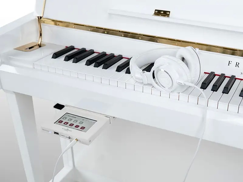 SCH_twintone_nachruesten Schimmel Piano Weiß mit TwinTone System Headphones
