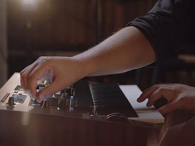 MM_control_feature_04 Yamaha Montage M, Hand auf Bedienfeld