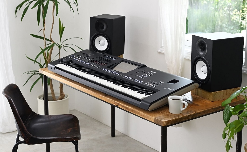 Yamaha genos lifestyle 5 Yamaha Genos2 Workstation am Tisch