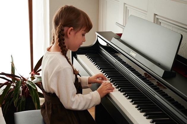 AP-550BK_MOODPIC_JAPAN_2024_0281_master (1) Casio Celviano Kid plays the piano