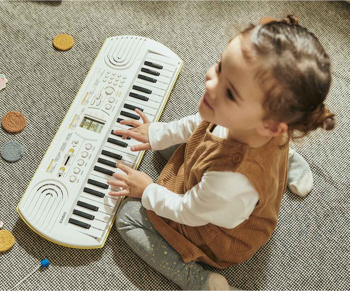 Casio-SA-80-Lifestyle Casio SA-80 Kind spielt