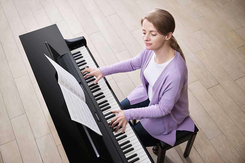 Yamaha-CLP-875PE_acoustic_2 Yamaha Clavinova CLP-875PE Frau spielt