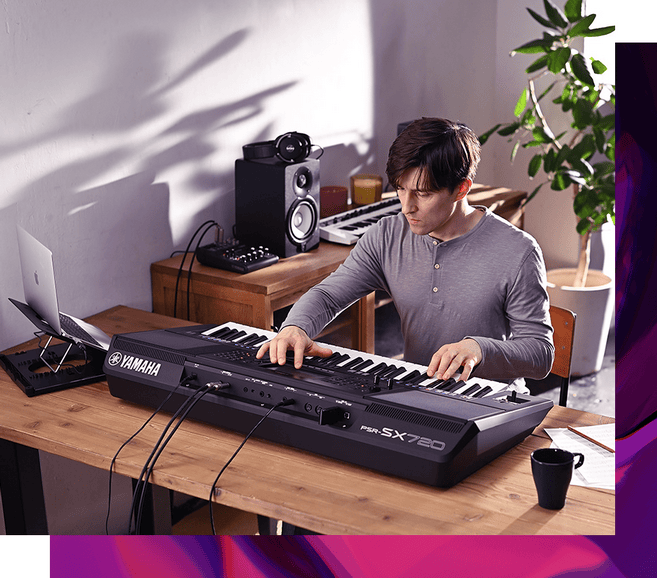 Content 3_PSR-SX720_DE Man playing yamaha keyboard