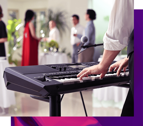 Content 7_PSR-SX920_DE Mann spielt auf Yamaha PSR-SX920 mit Vocal Harmony Vocoder