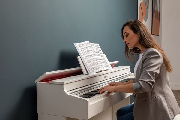 AP-470WE_MOODPIC_RUS_2021_C41A2416_re Casio Celviano AP-470 frau spielt Klavier