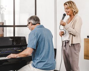 clavinova_index_series-cvp Ehepaar spielt und singt auf Yamaha CVP