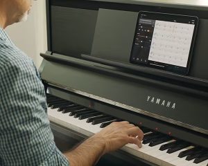 clavinova_index_series_csp Mann spielt auf Yamaha CSP