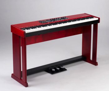 Nord Wood Stand mit Instrument und Triple Pedal angewinkelt
