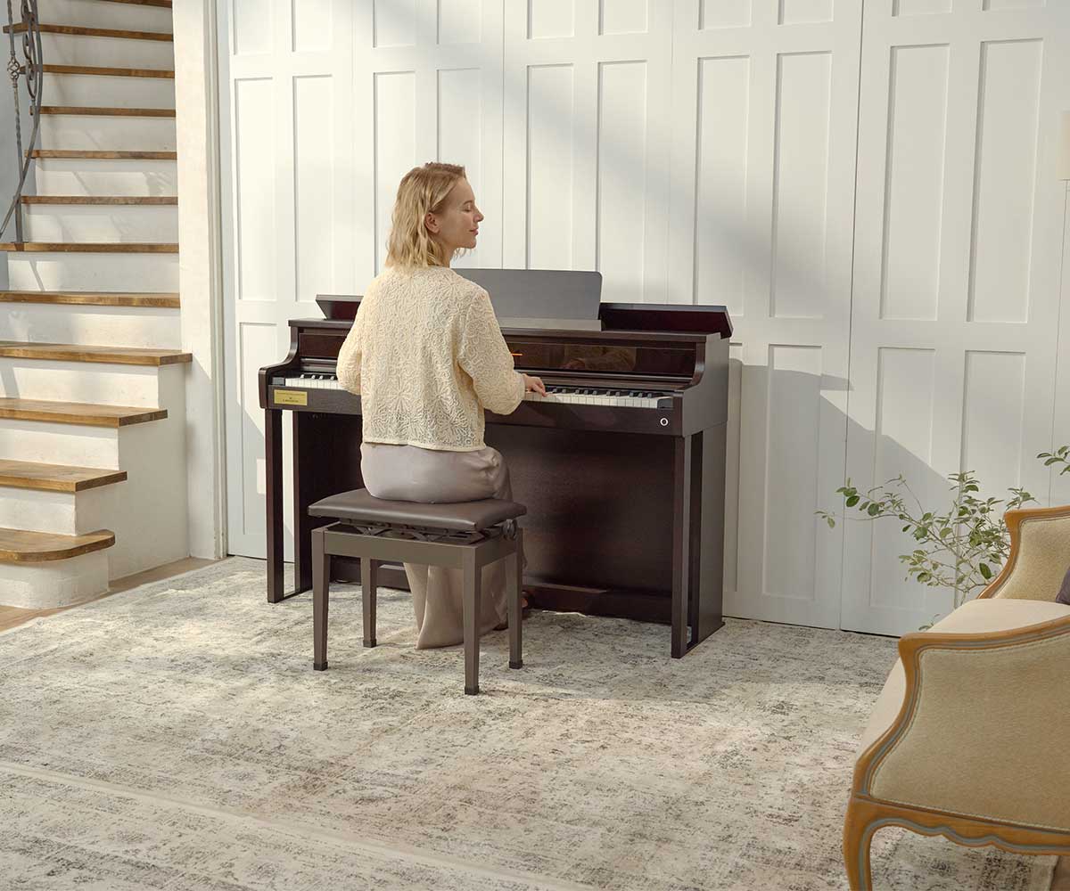 Casio Celviano AP-750 Casio Celviano AP-750 braun Frau spielt Klavier