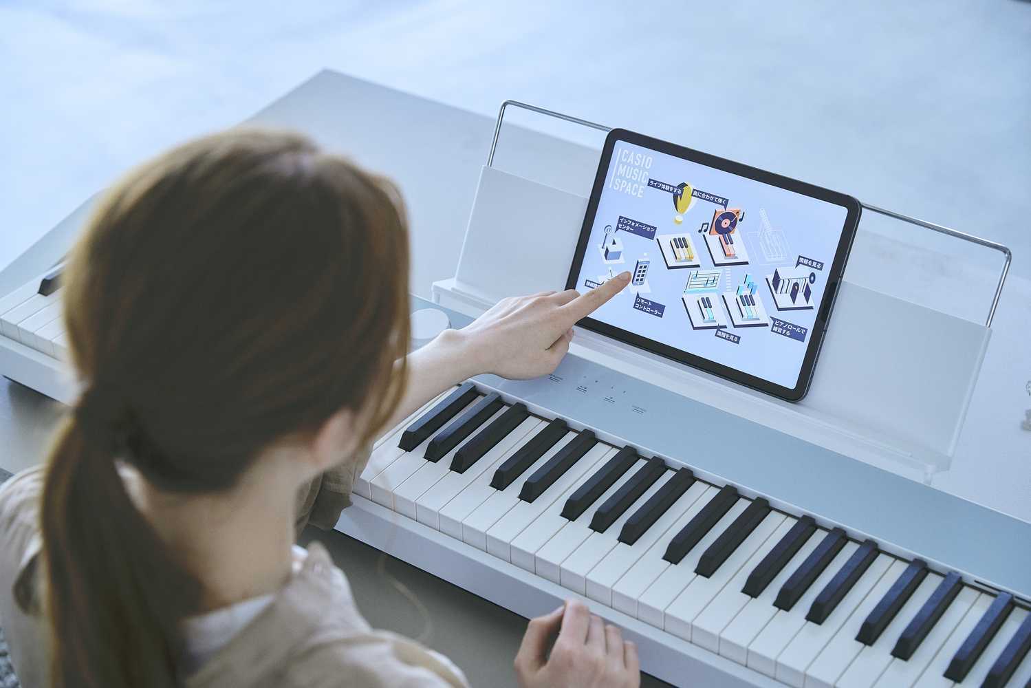 Casio Privia PX-S1100CB Casio Music Space app Casio Privia PX-S1100CB Lifestyle Klavier mit Tablet und Casio Music Space App