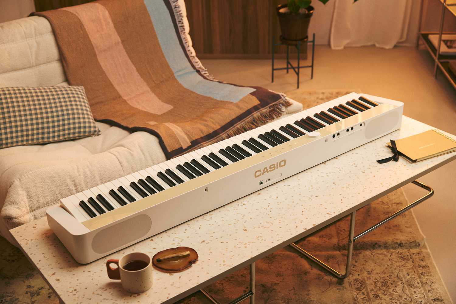 Casio Privia PX-S1100MB on table Casio Privia PX-S1100MB Lifestyle Klaviatur auf Tisch
