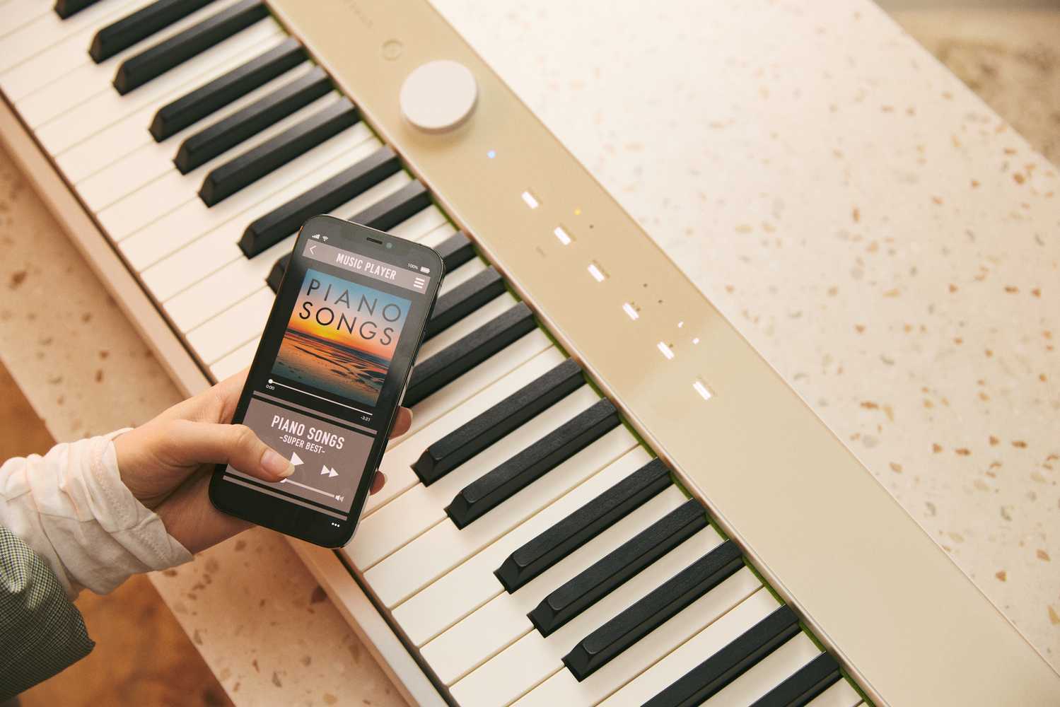 Casio Privia PX-S1100MB with mobile Casio Privia PX-S1100MB Lifestyle Klaviatur und Smartphone